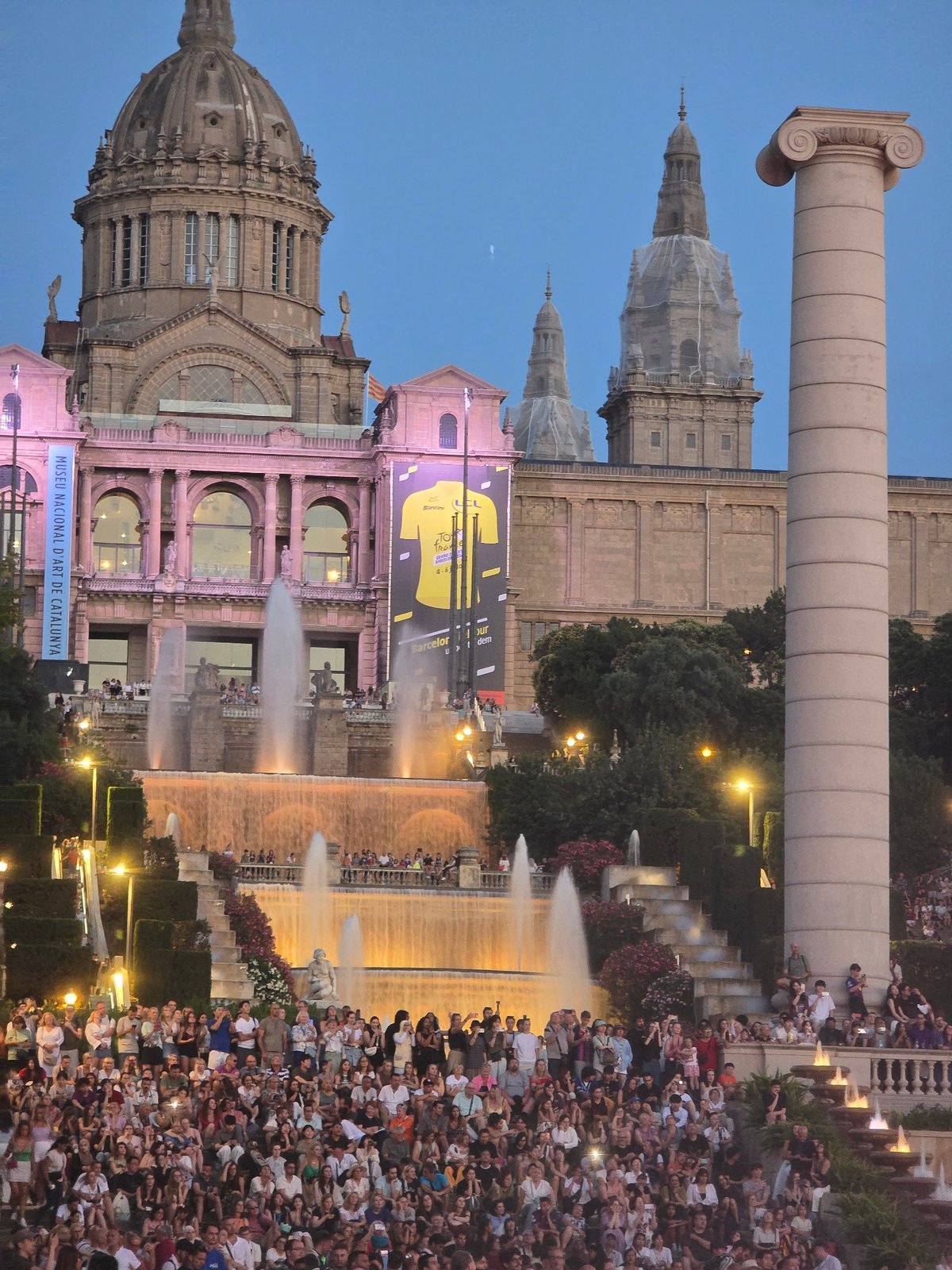 Magic Fountain evening show draws crowds at Montjuïc