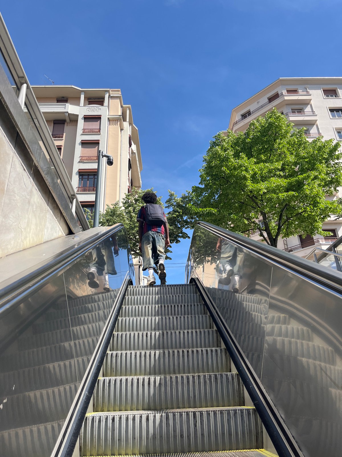 Witness captures sunny afternoon street scenes in Lyon
