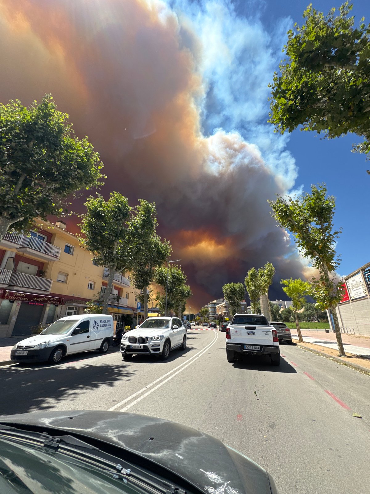 Major wildfire sends heavy smoke over Palamós, Spain