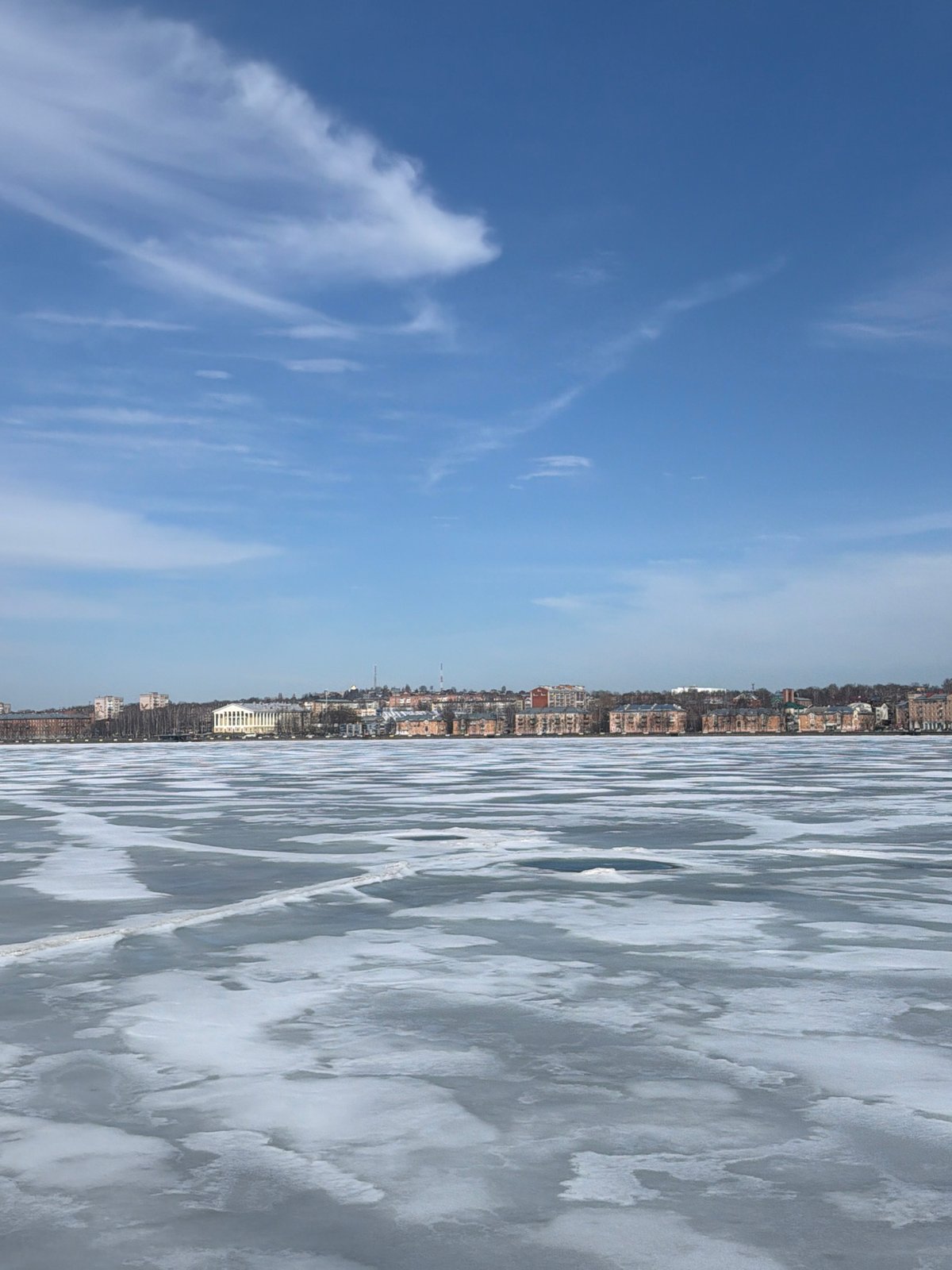 Winter scenes documented around frozen Votkinsk Reservoir and Anchor Monument
