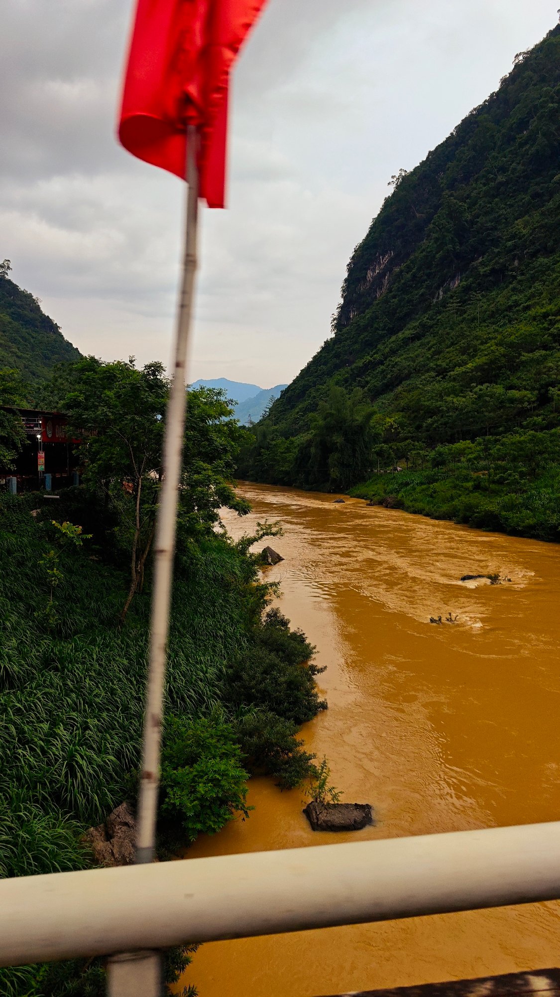Motorist documents scenic mountain drive through Cán Tỷ Commune, Vietnam