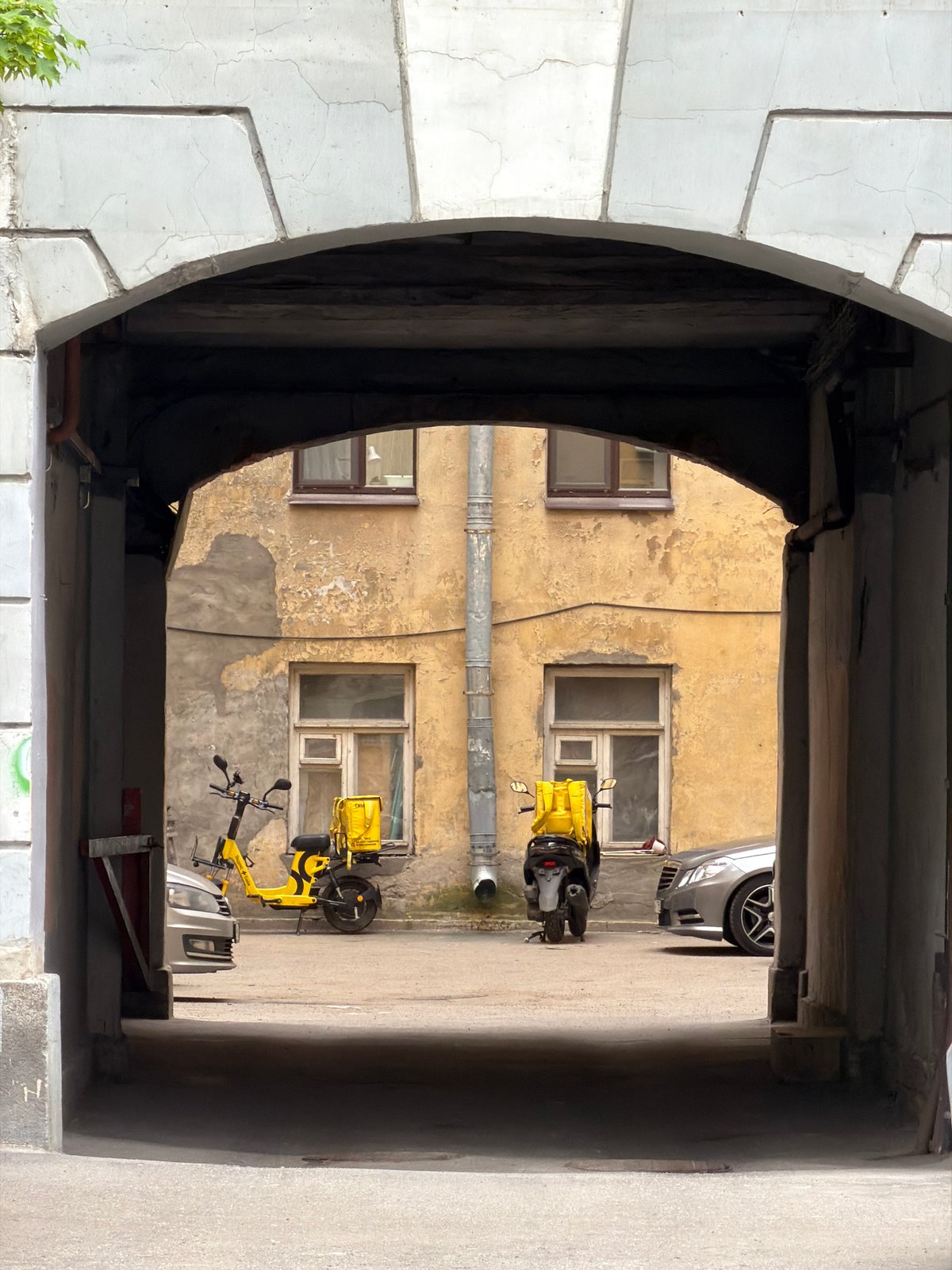 Ordinary moments documented across Saint Petersburg neighborhoods Monday morning