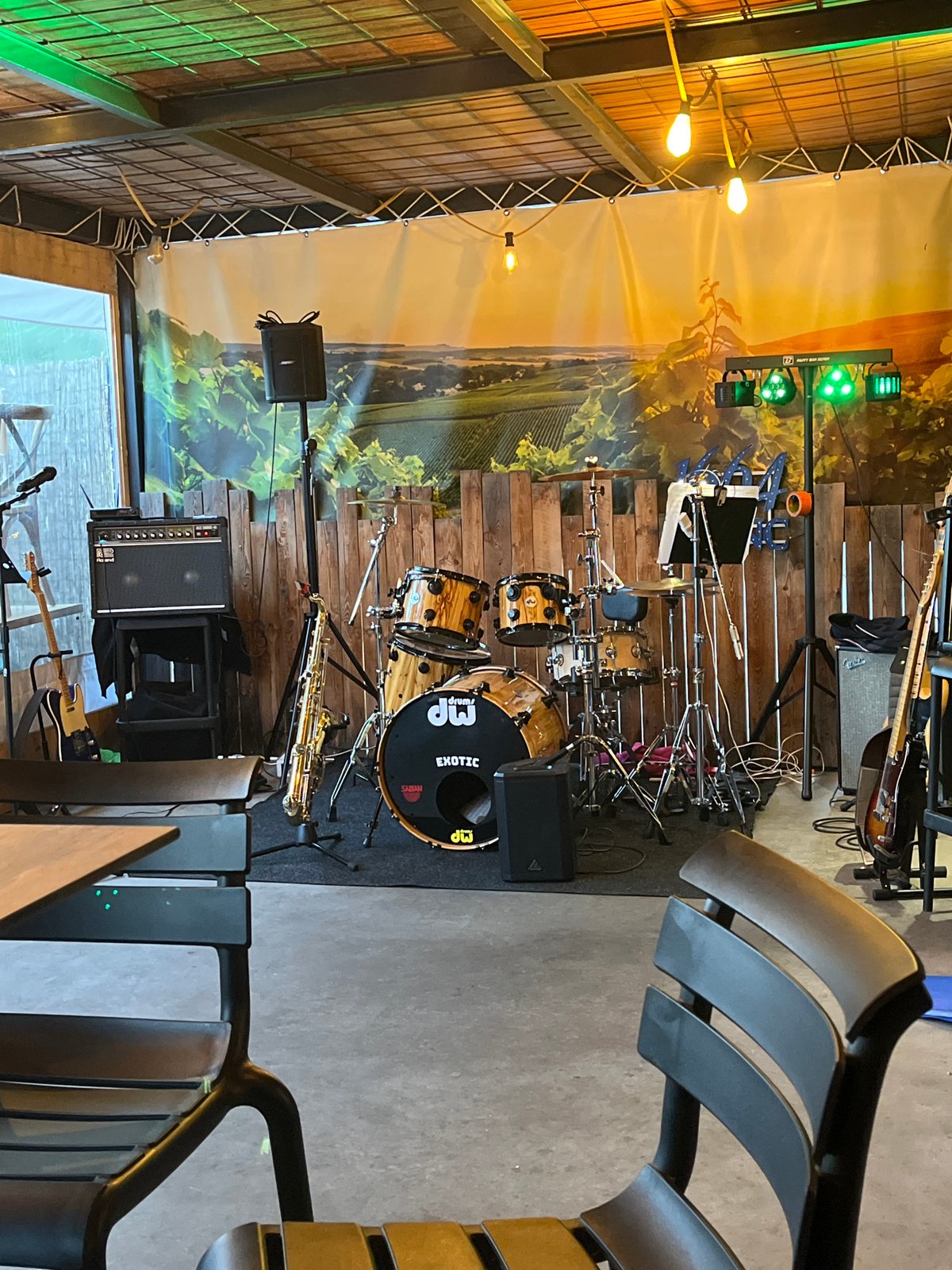 Musical performance setup documented in Saint-Priest-en-Jarez venue
