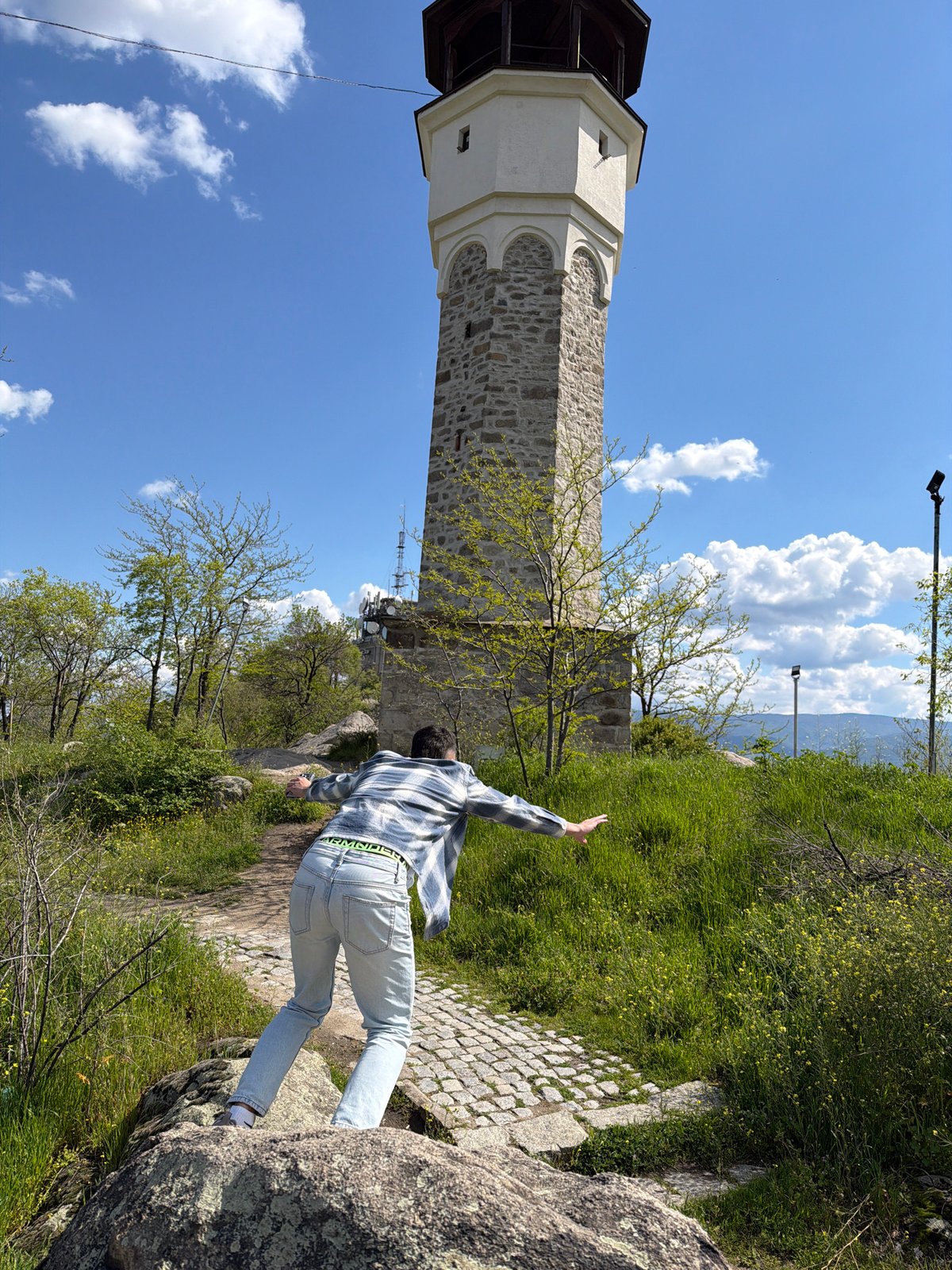 City panorama viewing session captured by multiple witnesses