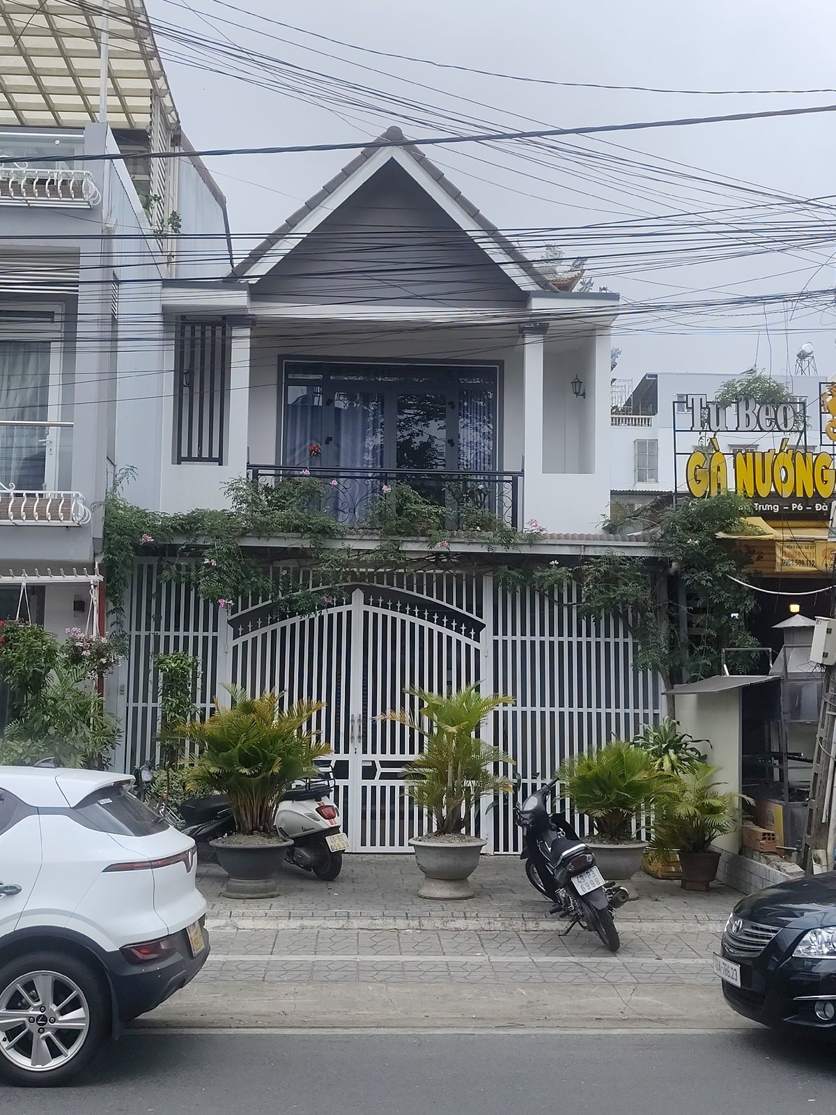 Street-level Da Lat: temples, traffic, food, and everyday city life