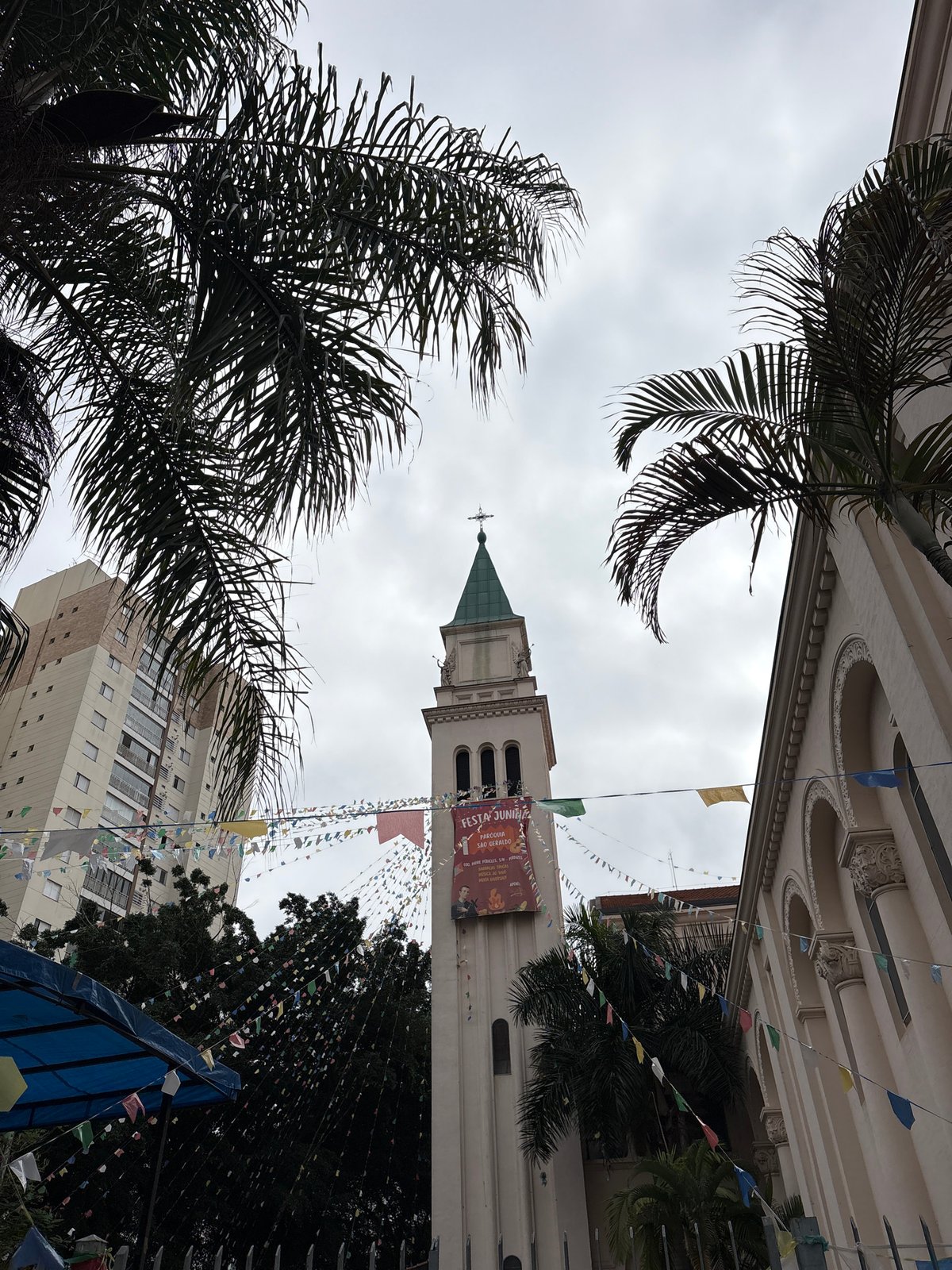 São Paulo street cluster: church, murals, and urban architecture