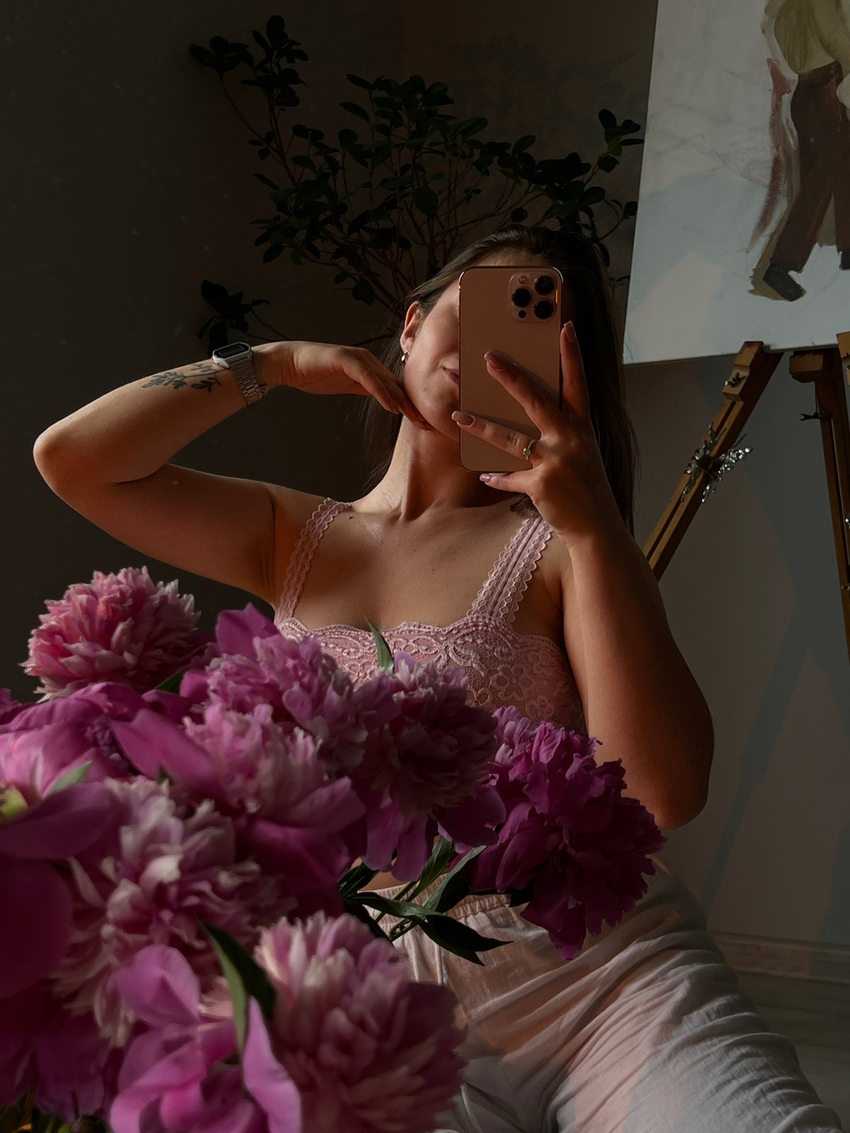 Woman documents peony photo session in Ternopil artist studio