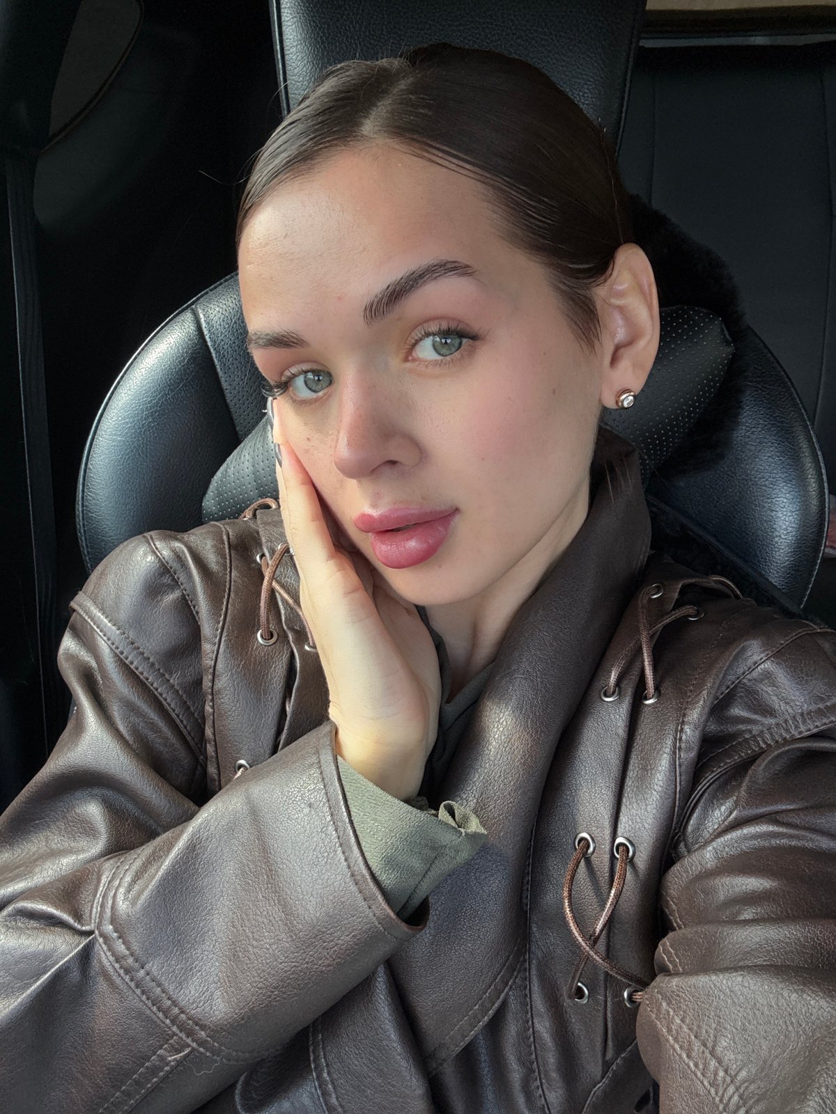 Woman documents morning routine through selfies in Лобаново, Russia