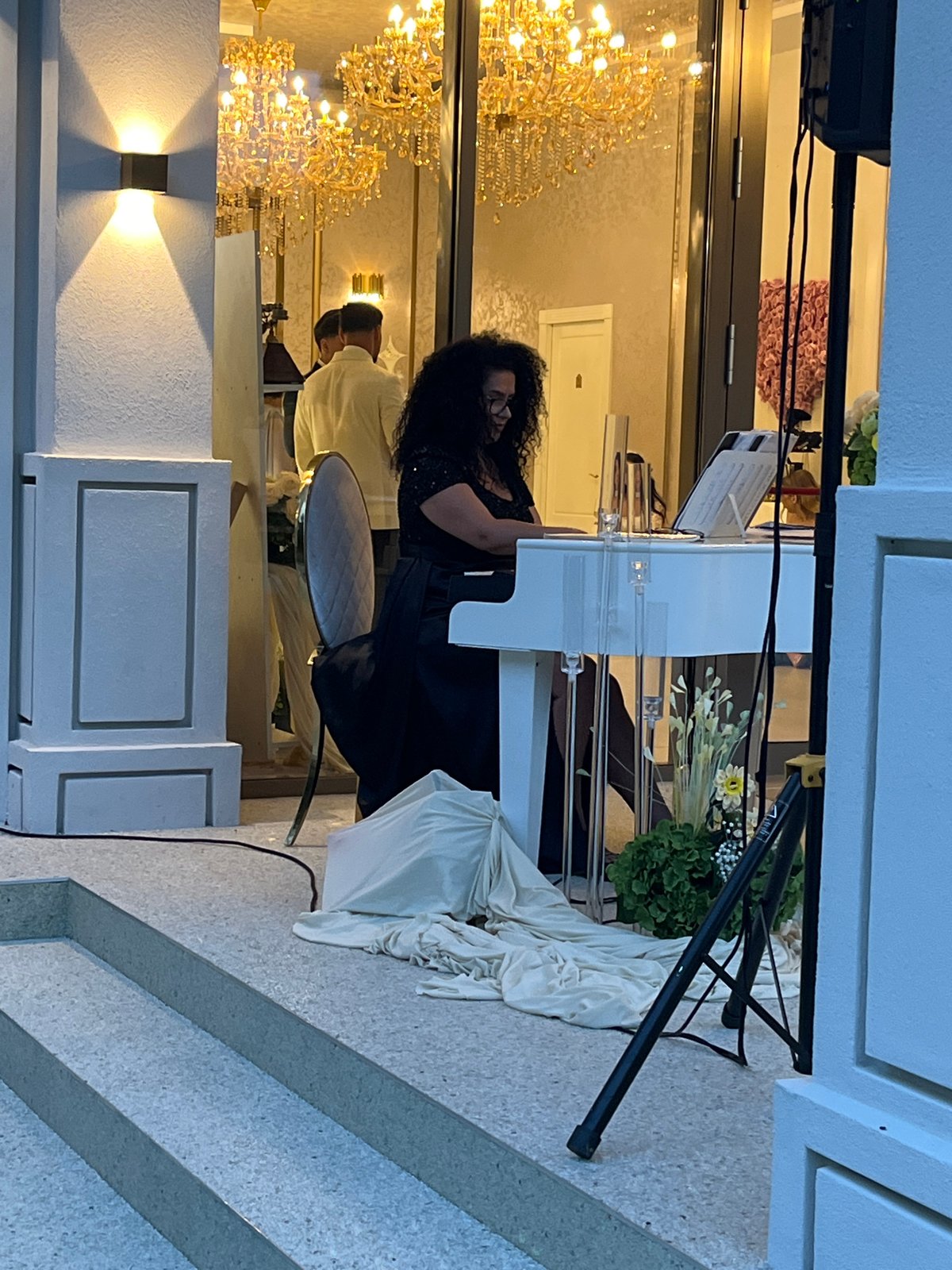 Live piano performance and event logistics in Huși, Romania
