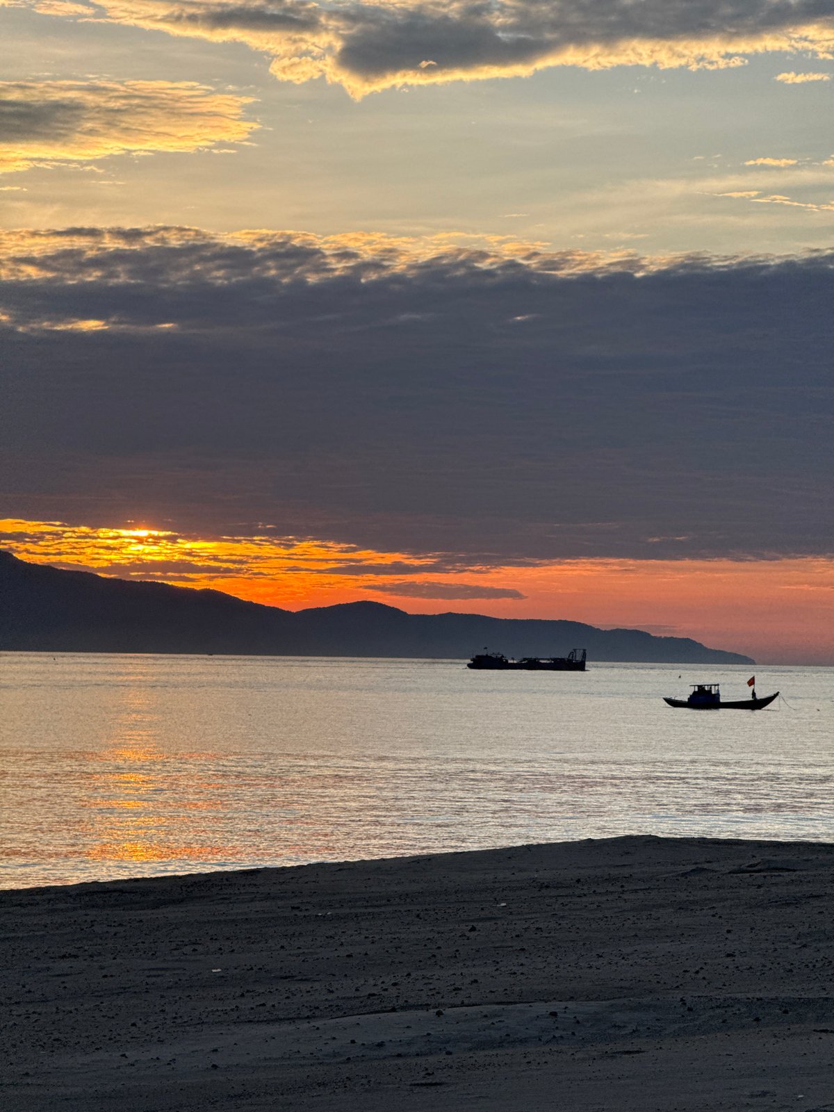 Evening beach exercise routines captured during sunset in Đà Nẵng