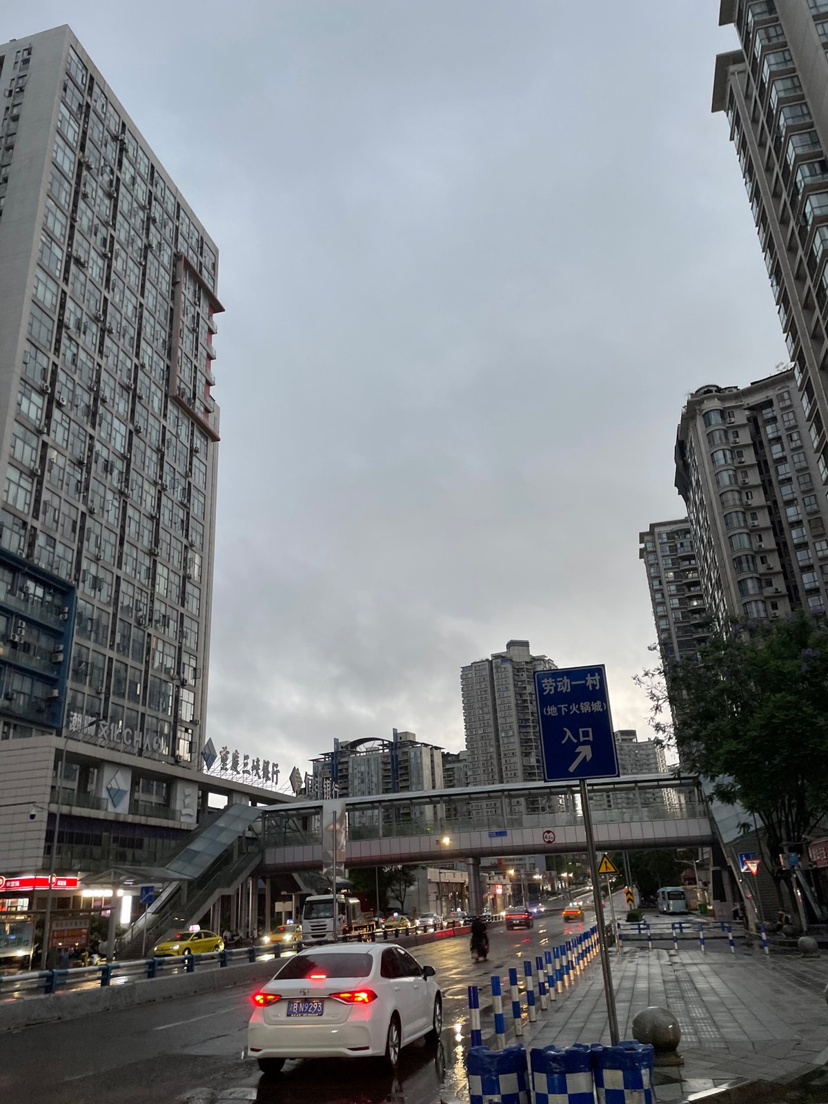 Rainy evening street scenes documented in Longta, China