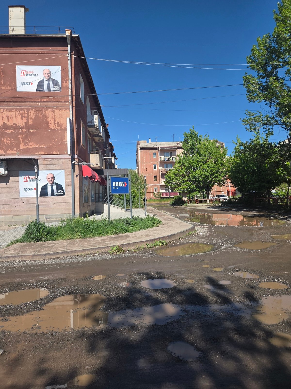 Clear skies, wet streets observed in Gyumri after rain