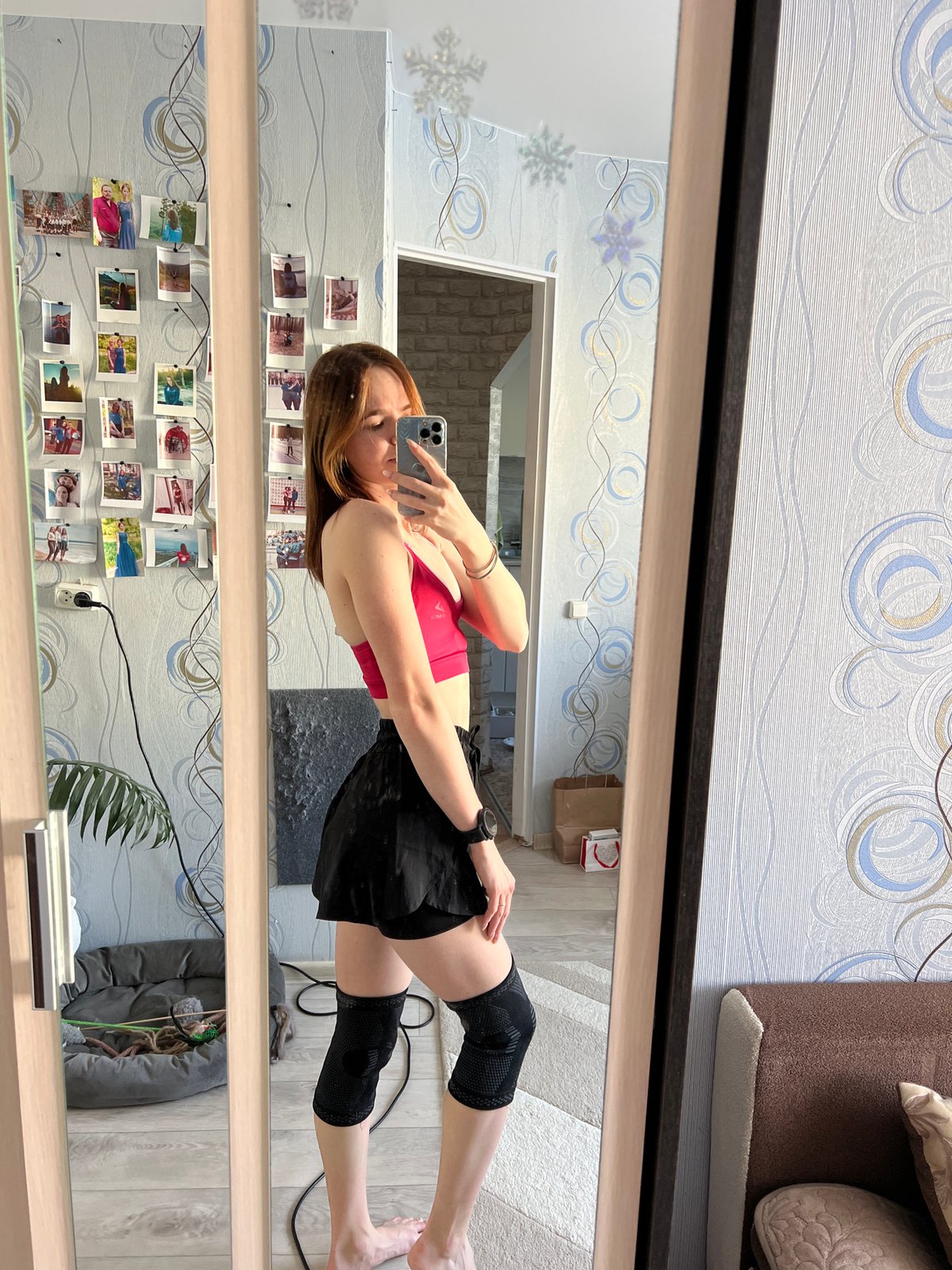 Woman documents morning routine with selfies, fitness, pet in Russia