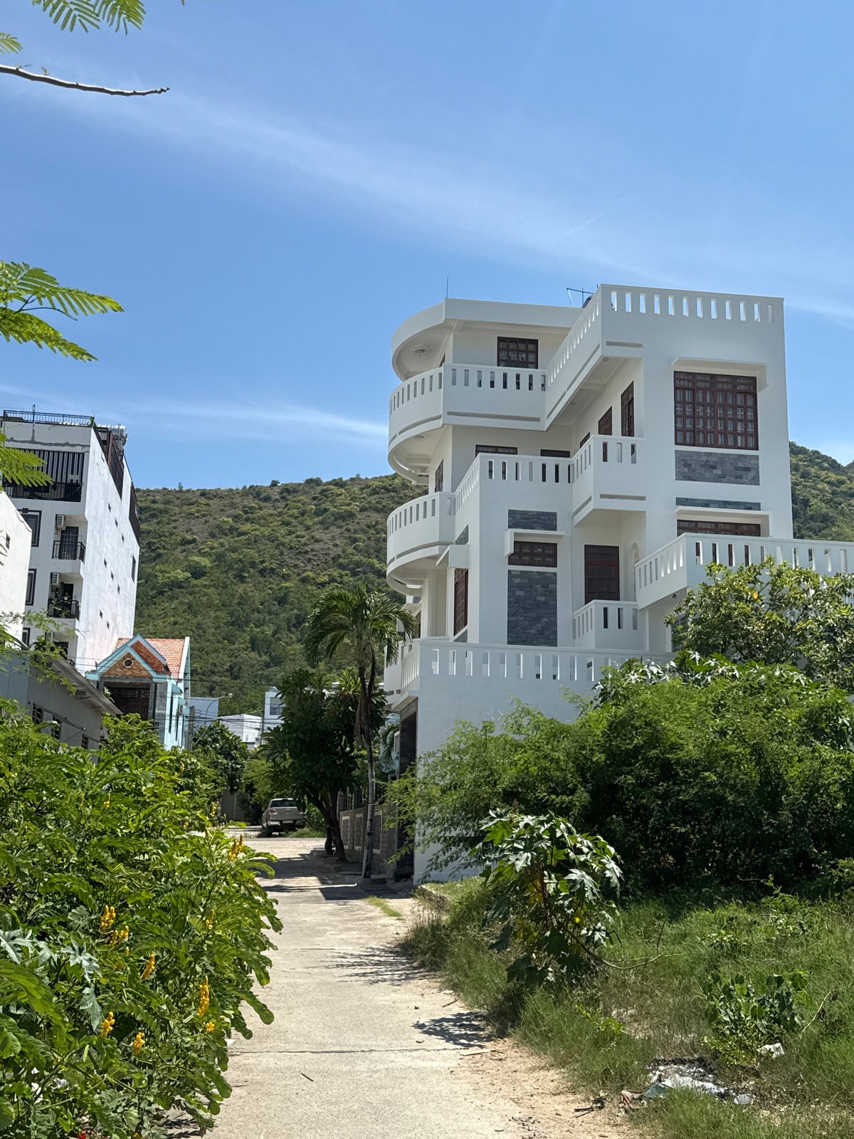 Morning stroll through residential Bac Nha Trang Ward, Vietnam