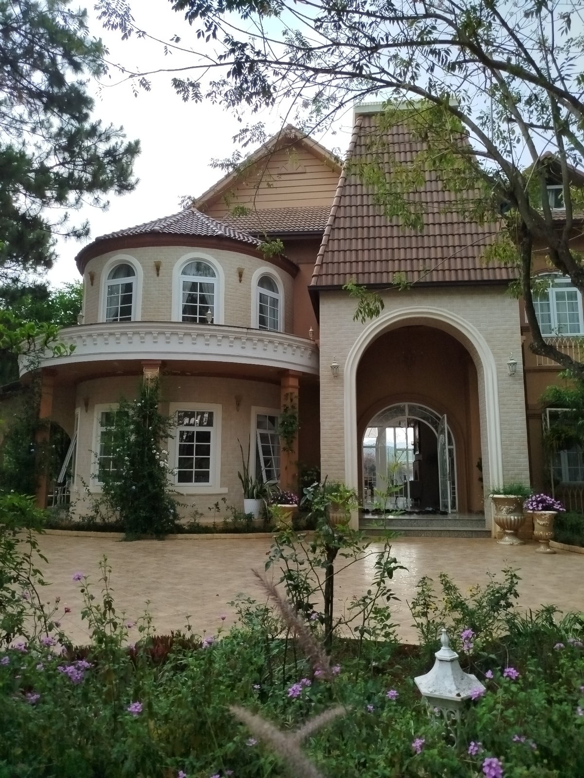 Witness documents Da Lat's European architecture and natural scenery