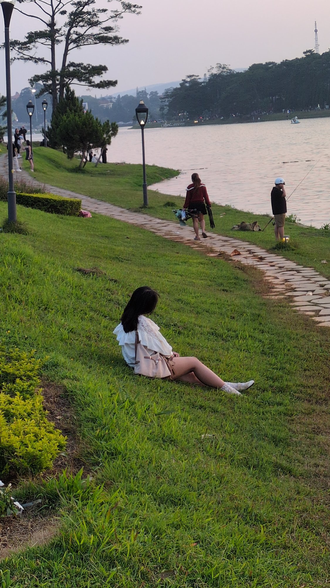 Evening lakeside leisure moments captured around Da Lat's Xuan Huong Lake