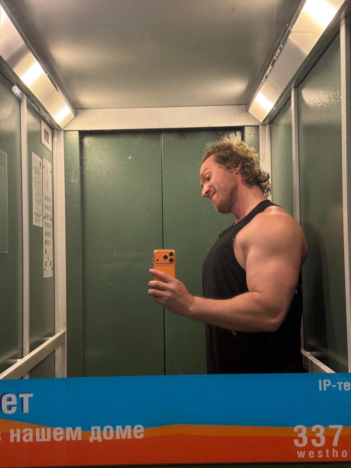 Man takes elevator selfie in Saint Petersburg