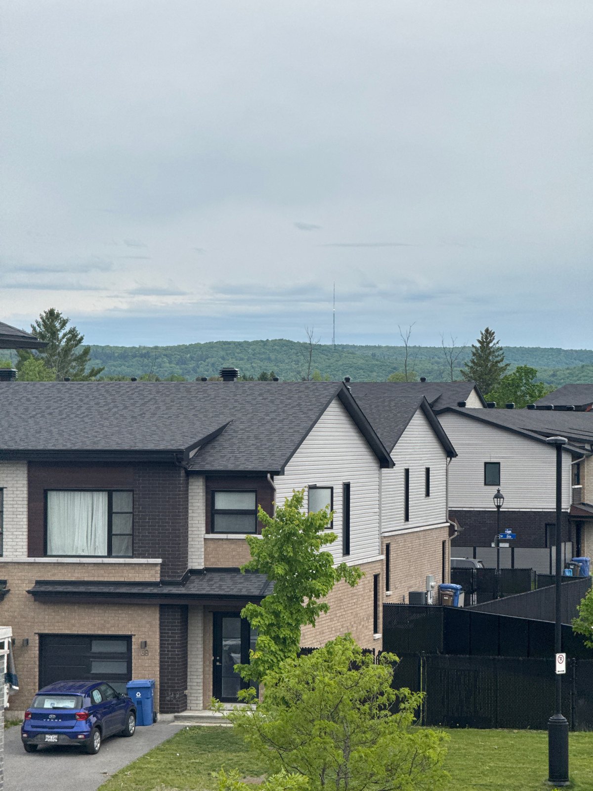 Quiet Sunday afternoon documented in Gatineau residential neighborhood