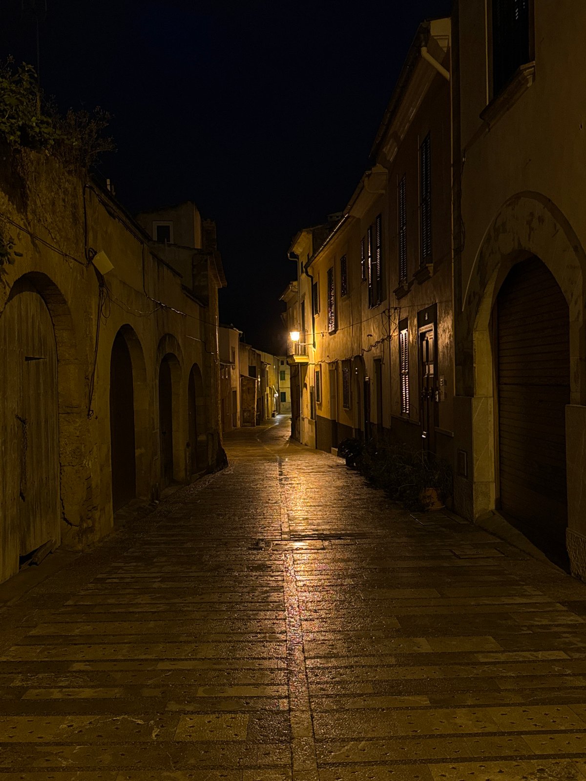 Nighttime street scene documented in historic Alcúdia, Spain