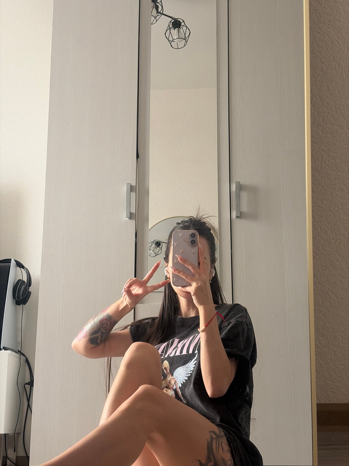 Woman documents morning routine with selfies in Saint Petersburg