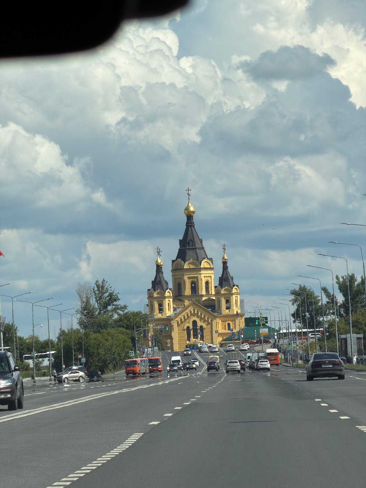 Golden-domed Orthodox church glimpsed from a moving vehicle in Nizhny Novgorod