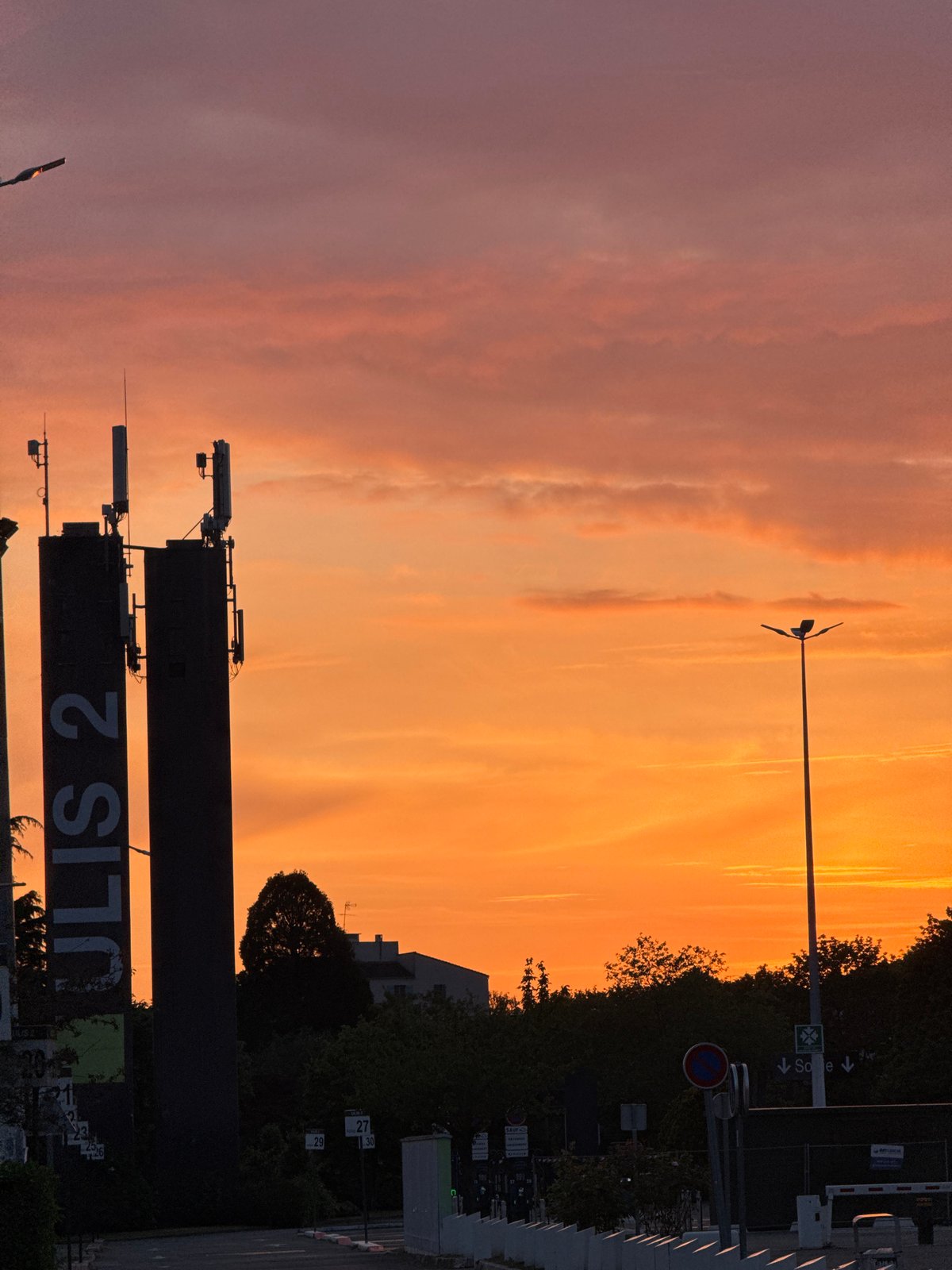 Sunset illuminates Paris suburbs in synchronized evening observations