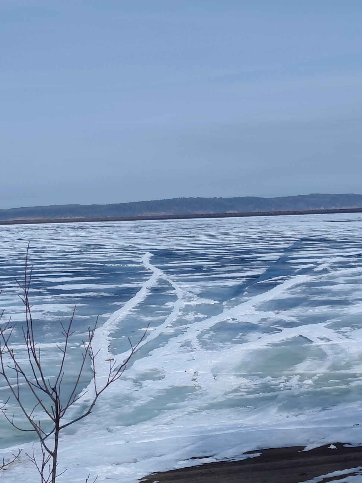 Spring ice breakup documented along Chaikovsky Russia waterfront