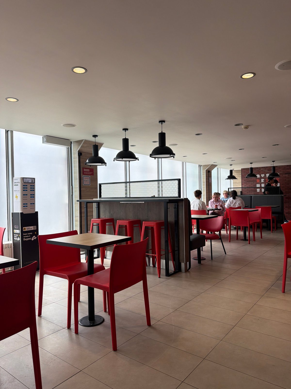 Casual dining moments captured at Moscow fast-food restaurant