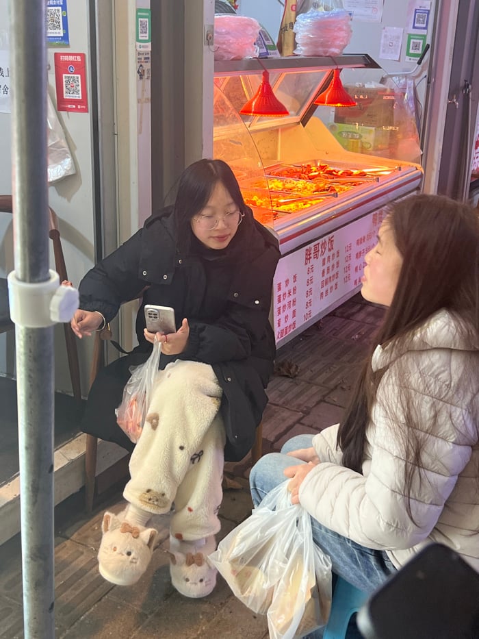 Evening dining scene captured at Jiangjin food establishments