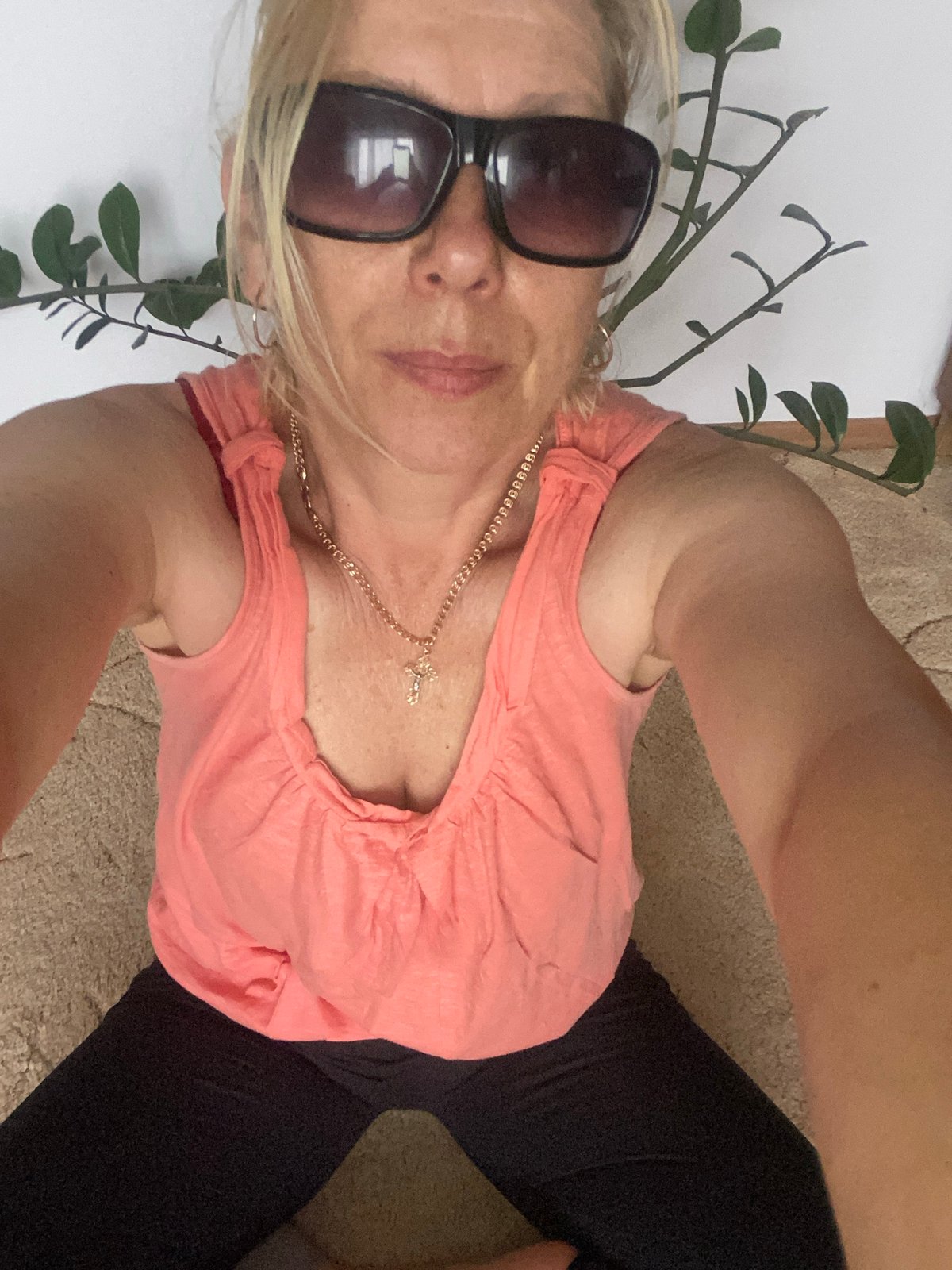 Woman documents morning routine through selfies in Belarus