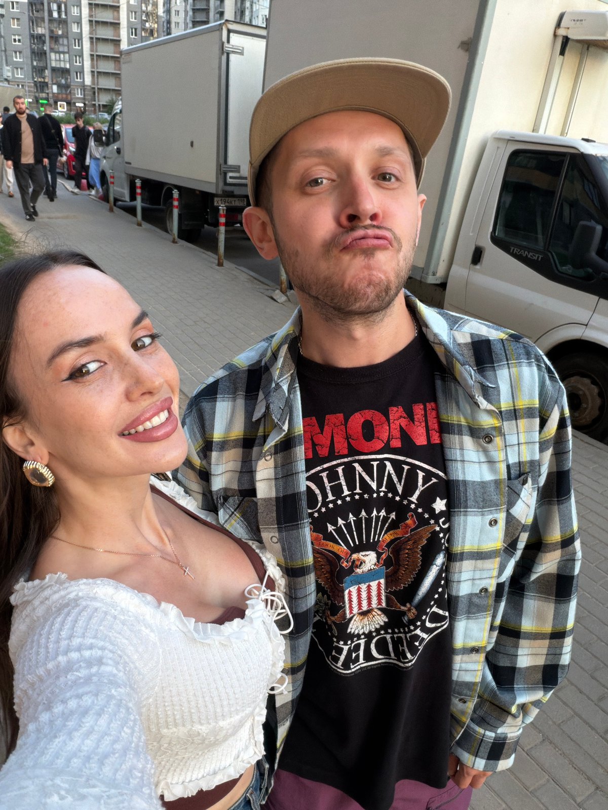 Couple shares casual moments across Saint Petersburg streets