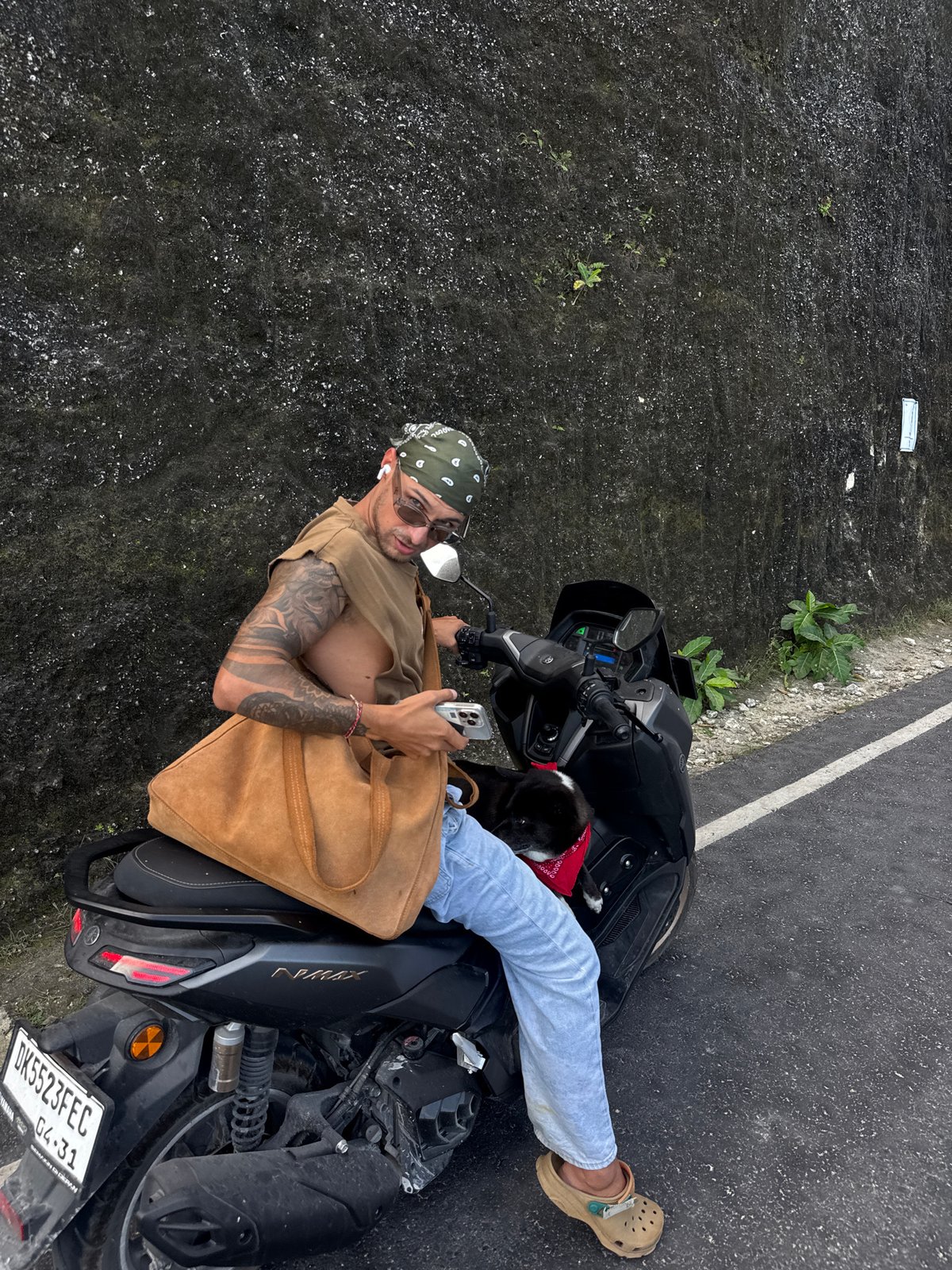 Coastal cliff road in Kuta Selatan draws crowds and paragliders
