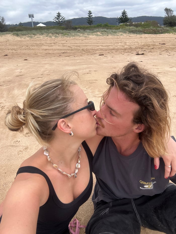 Couple shares Valentine's moment with playful dog on Wollongong beach