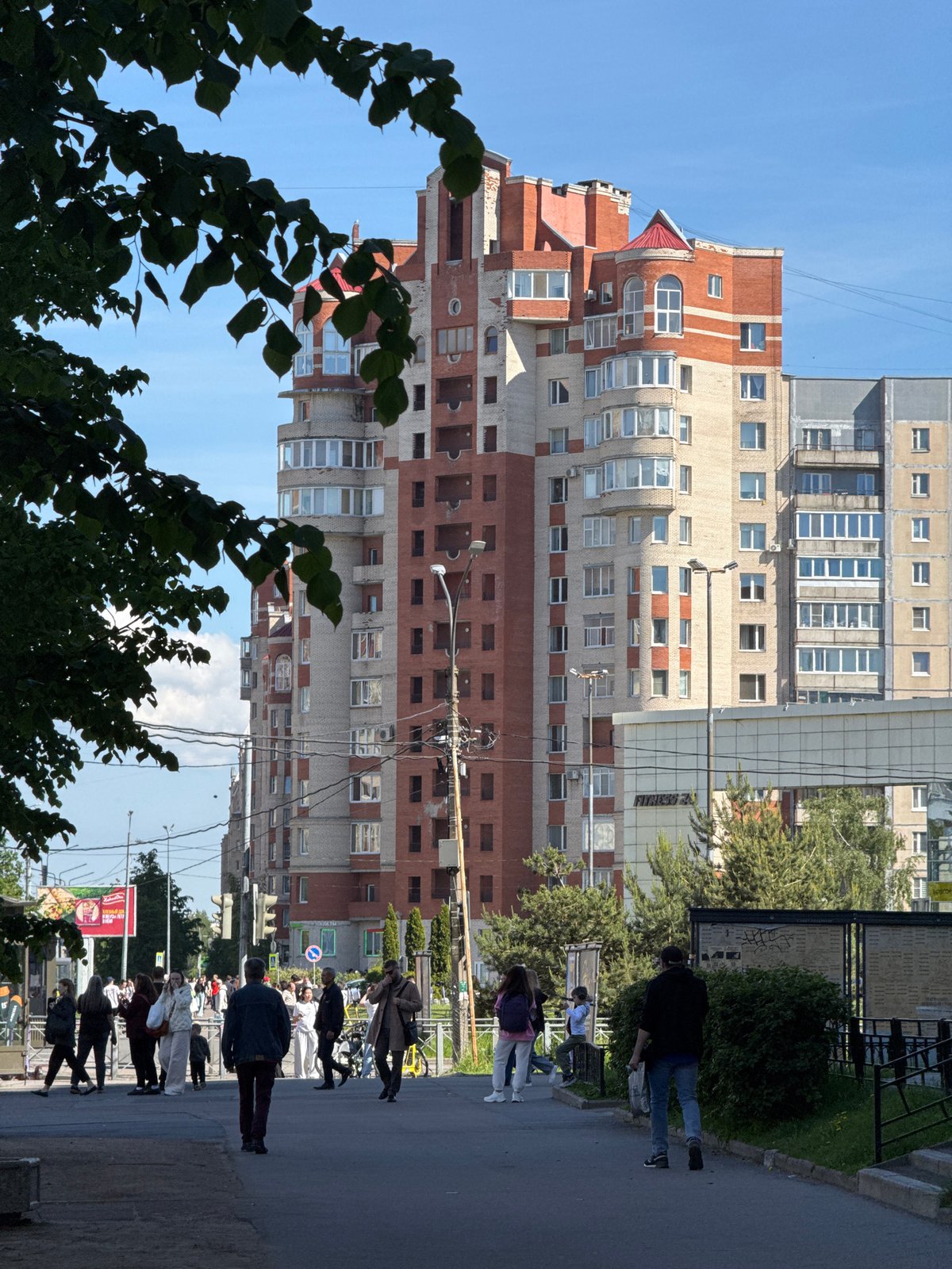 Sunny afternoon street life documented across Saint Petersburg