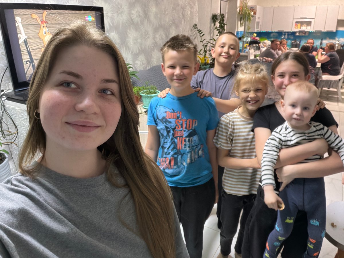 Family gathering with meals and cat selfies in Russian home