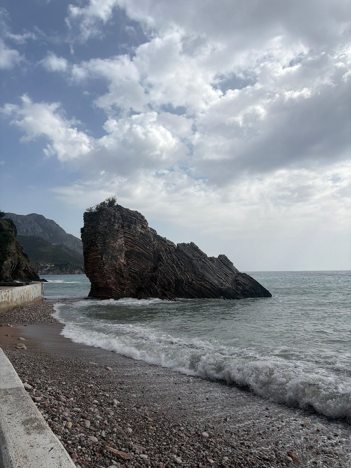 Coastal cliff formations documented by witnesses during overcast afternoon