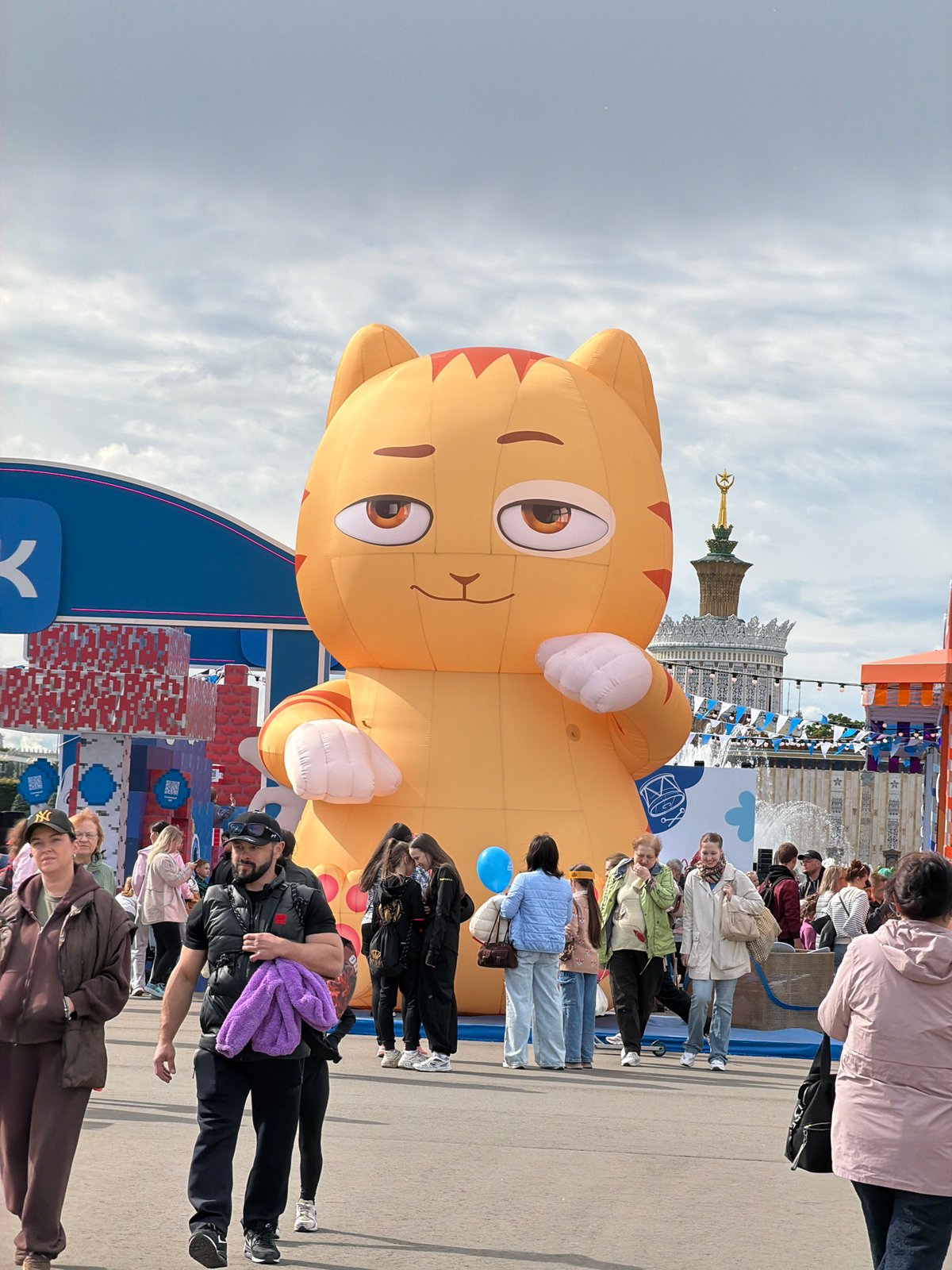 Afternoon leisure activities documented at Moscow's VDNKh park