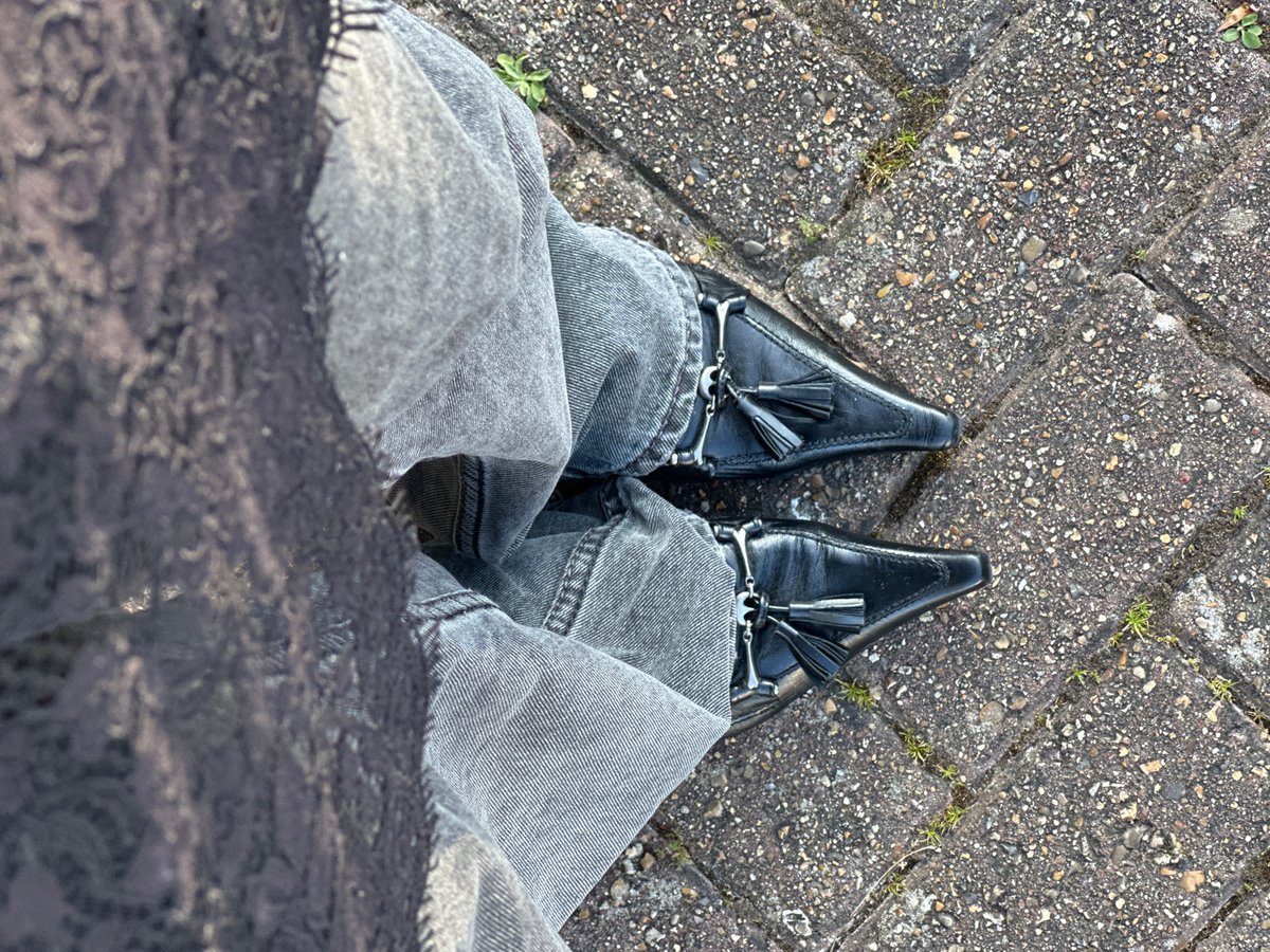 Morning observations in Wealden include footwear and interior reflection