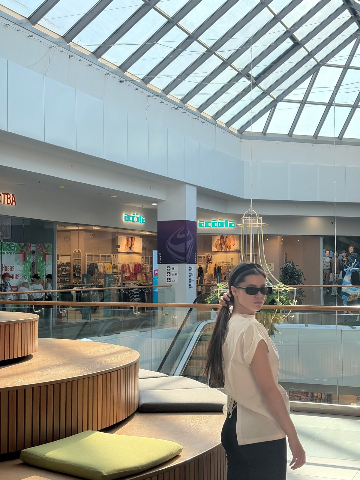 Ordinary shopping mall moments documented in Izhevsk, Russia