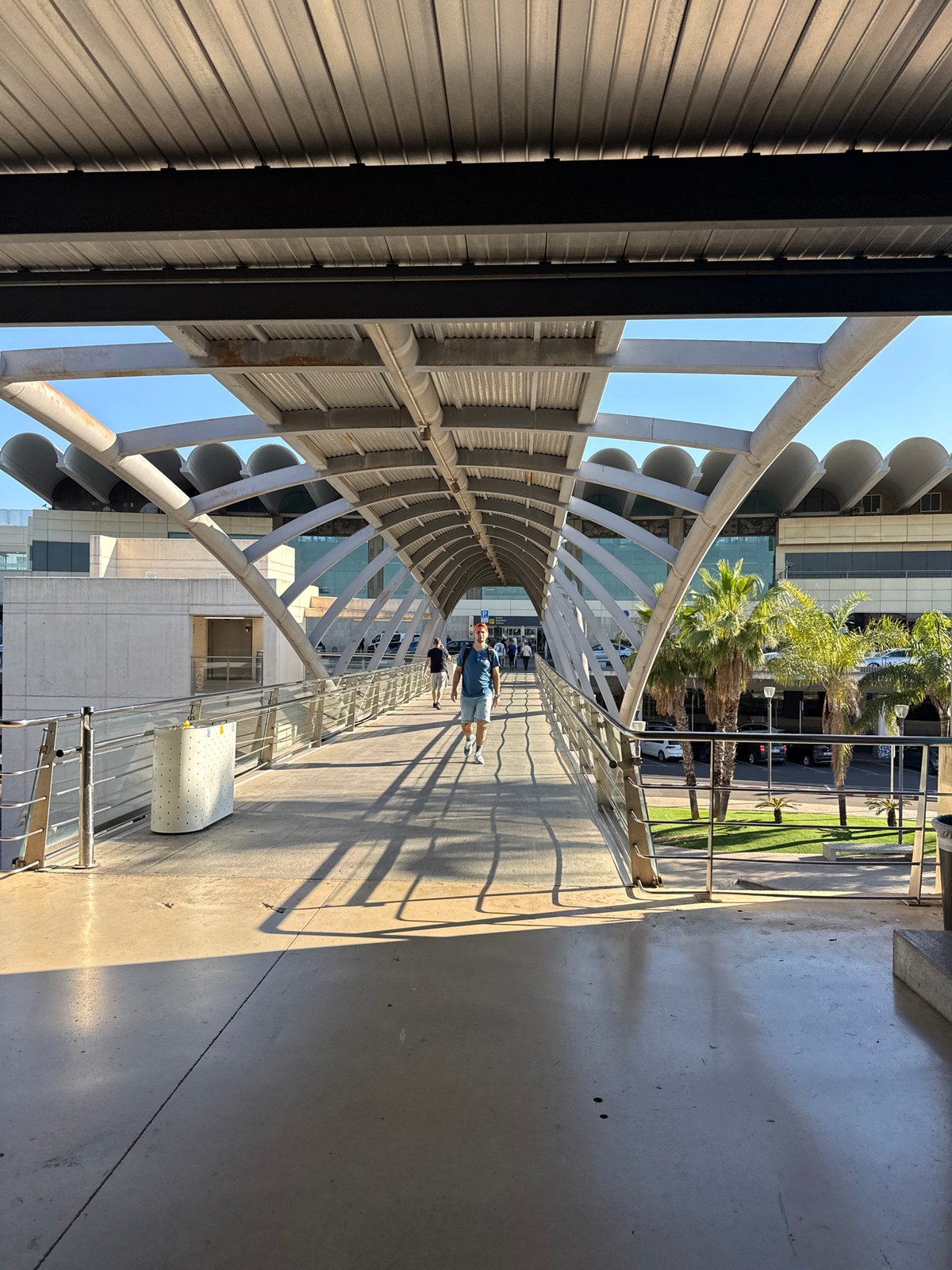 Traveler documents brief airport journey at Valencia Airport