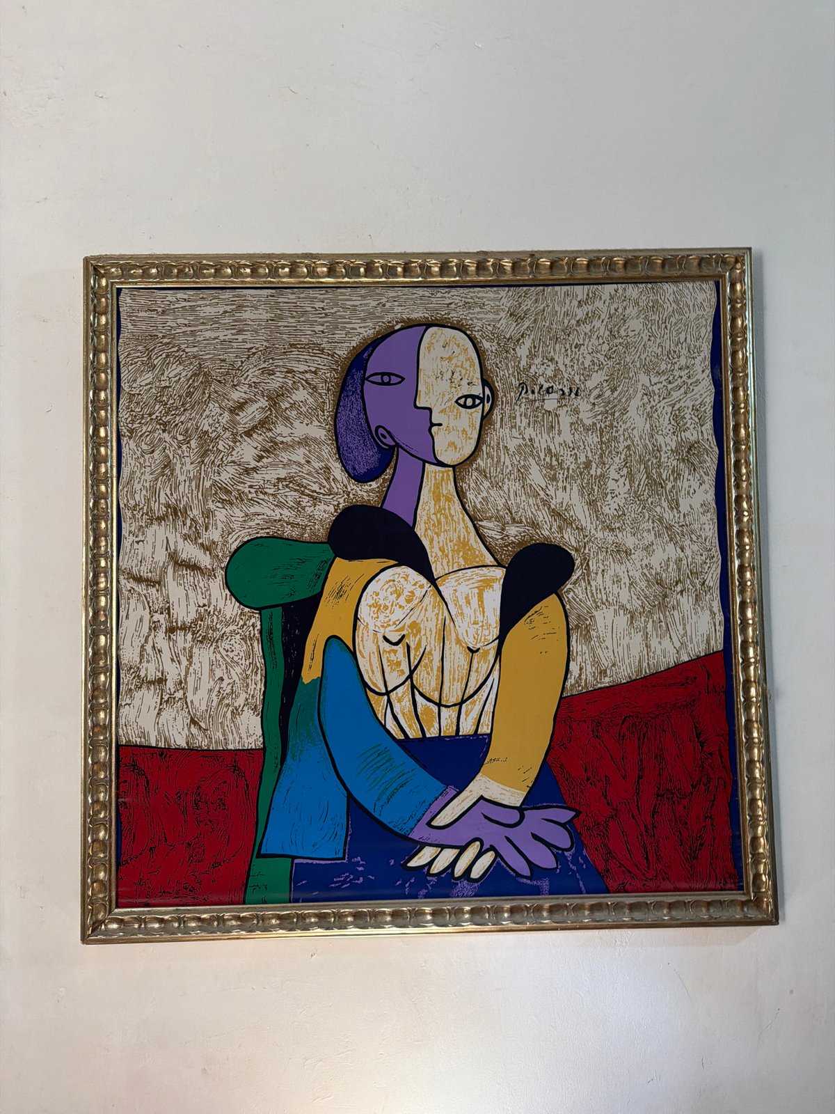 Domestic moments captured in Al Hadaba: artwork and cat