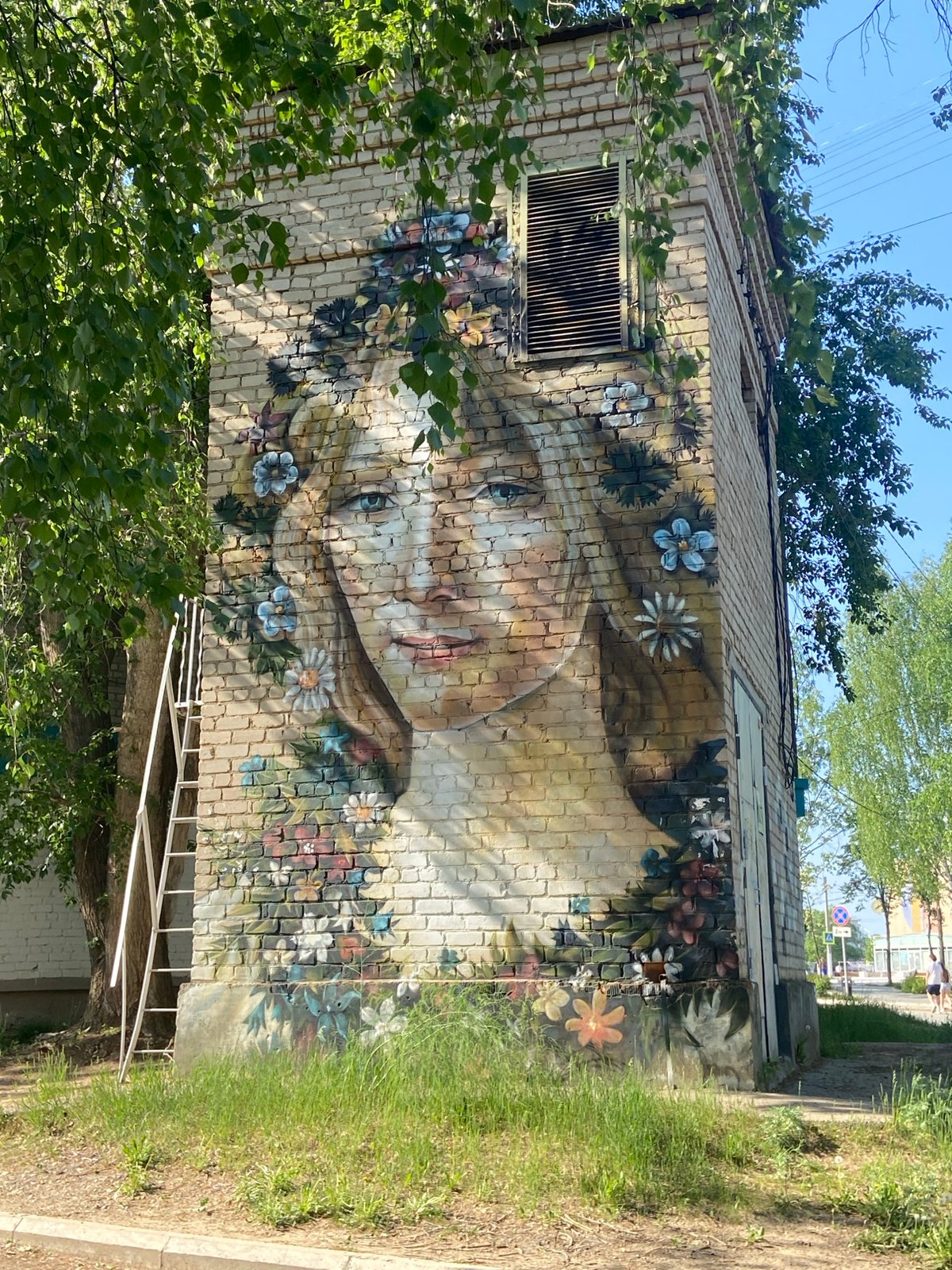 Everyday moments captured in Chaikovsky: street art and baby feeding
