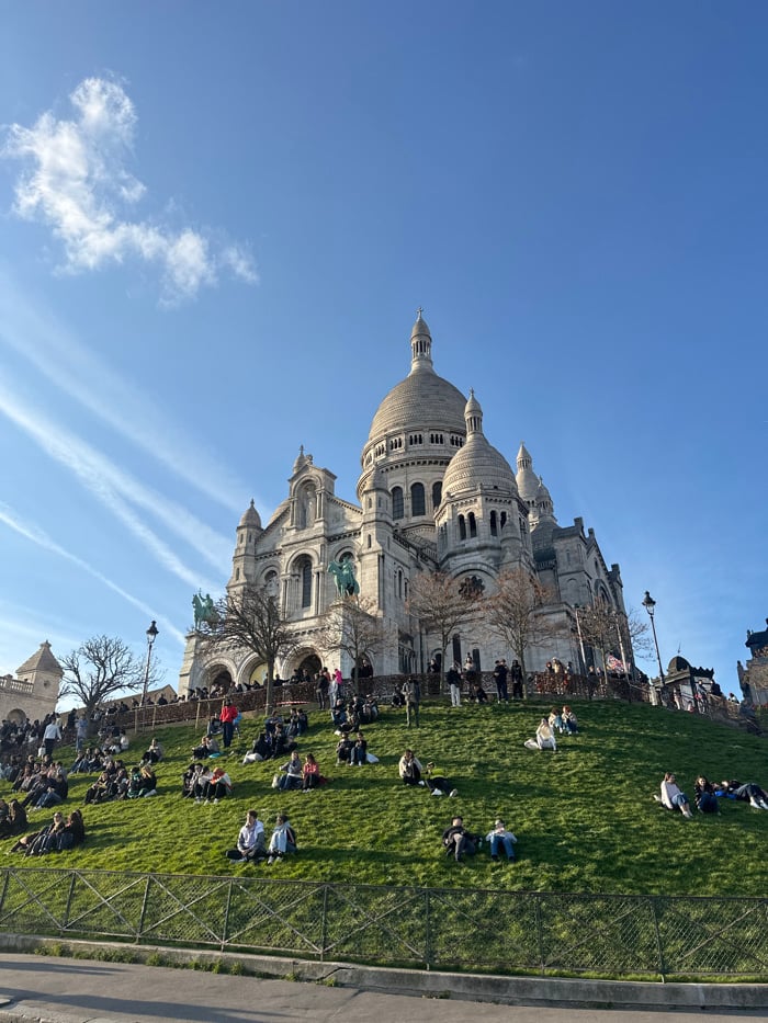 Crowds gather at Paris landmarks, evening concert documented