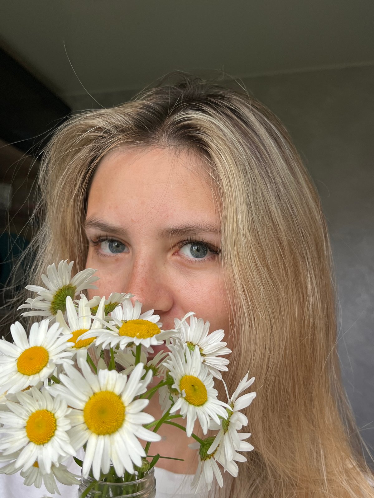 Daisy-filled hangout in Chaikovsky on a cloudy June morning