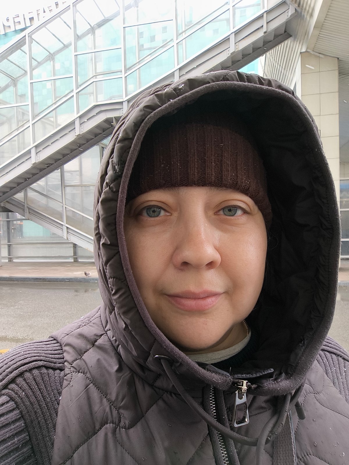 Woman in quilted jacket spotted in wet Moscow weather