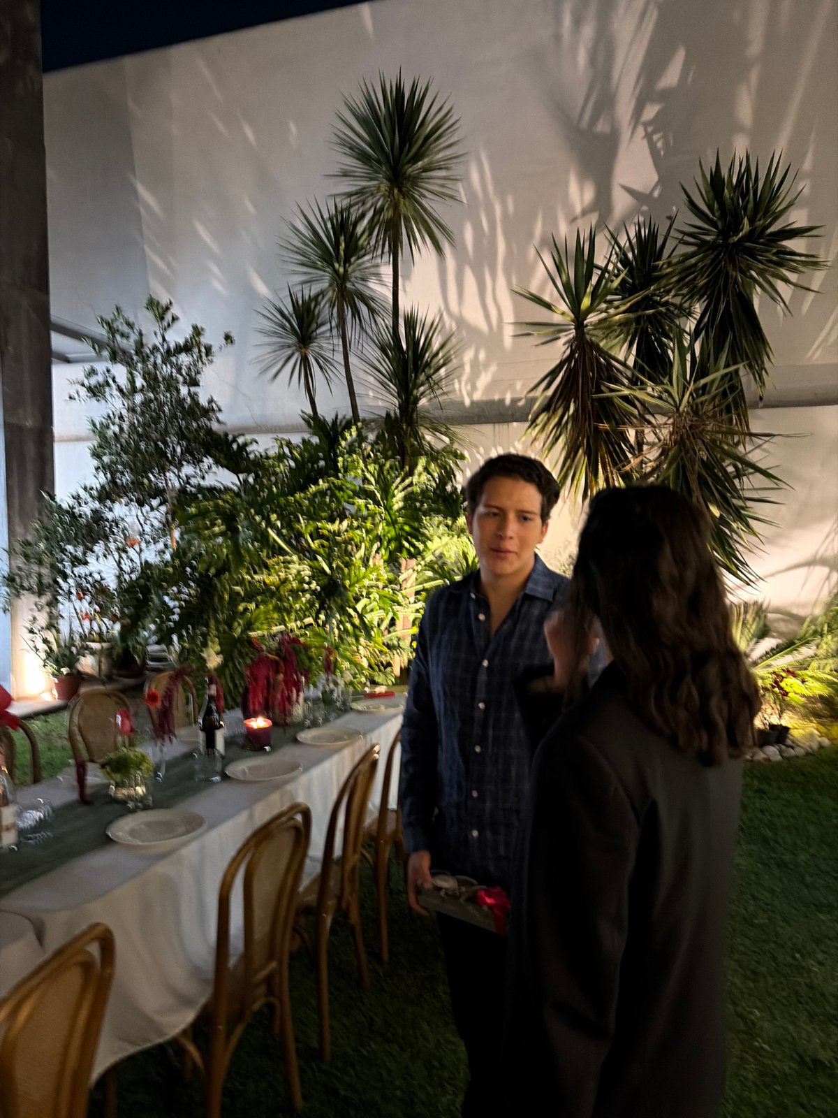 Evening dinner party captured in Puebla garden setting