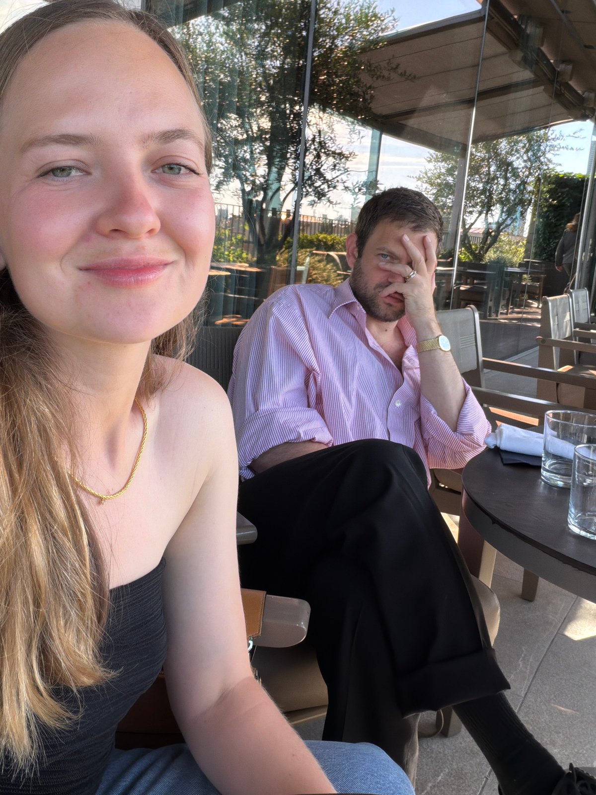 Afternoon relaxation documented in Milan courtyard amid social media outage
