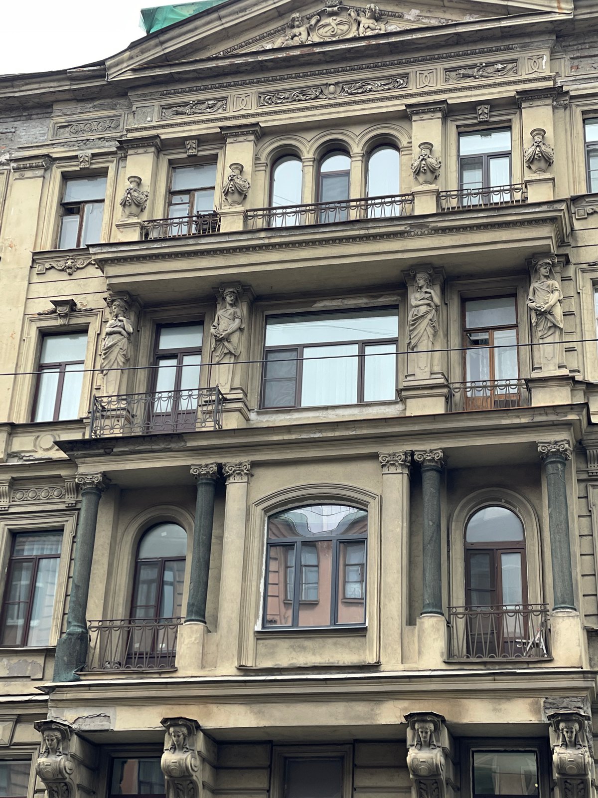 Street documentation captures historic Saint Petersburg architecture on rainy day