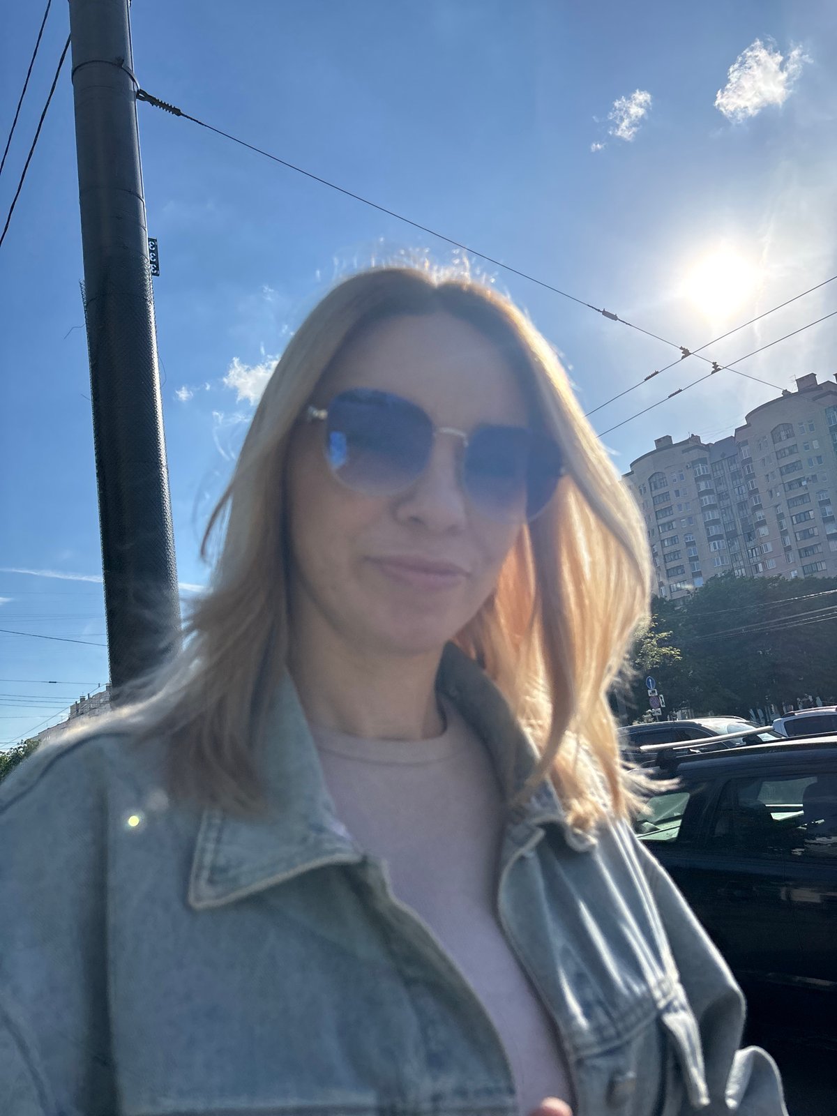 Witness captures daily moments: selfies, traffic, meal