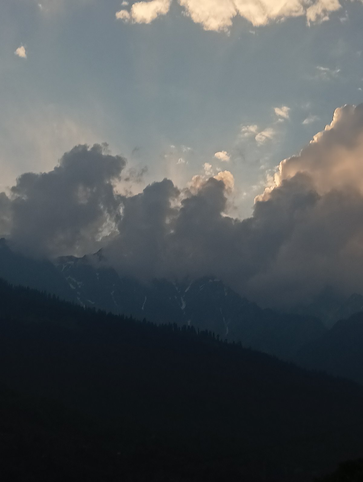 Cloudy afternoon in Vashisht — mountains, village life, shifting skies